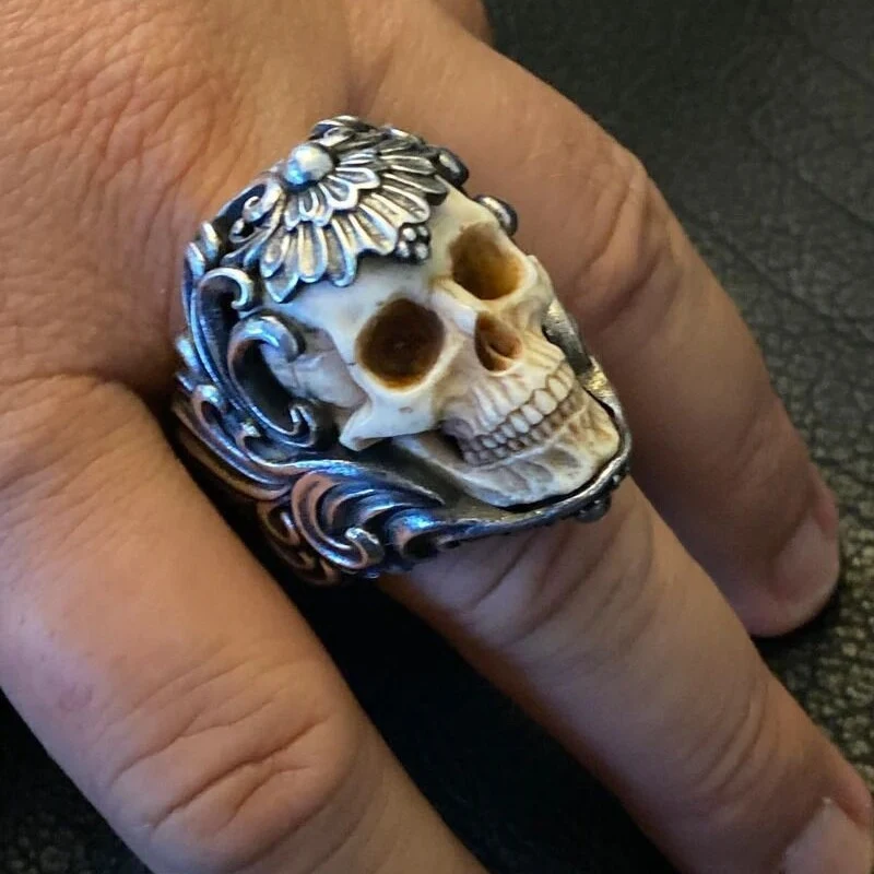 Hohlring im Vintage-Stil aus Edelstahl für zeitlose Eleganz und Haltbarkeit. Dieser Ring betont Ihre Persönlichkeit mit stilvollem Design.