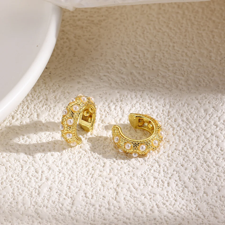 Clips d'oreille perles fausses 18K plaqué cuivre, tendance mode rétro. Boucles d'oreilles élégantes pour un look vintage sophistiqué.