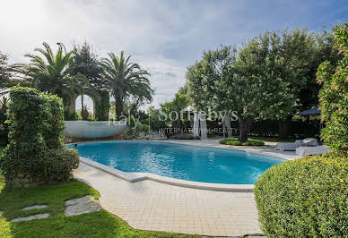 Villa with pool and garden 3