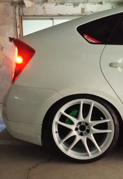 プリウスのDIY・ステッカー貼り・車庫・シャコタンに関するカスタム事例の投稿画像3枚目
