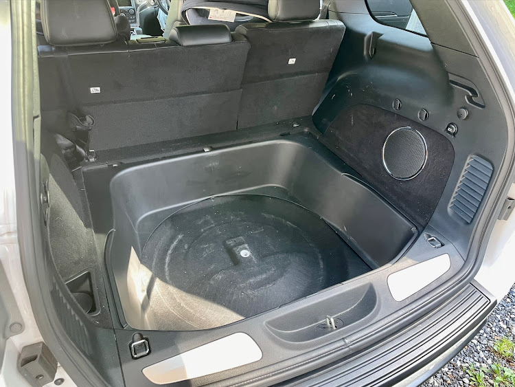 グランドチェロキーのグラチェロ・キャンプ・ラゲッジスペースはキャンプギアで満載・OSAKEMAN・肉祭りに関するカスタム事例の投稿画像2枚目