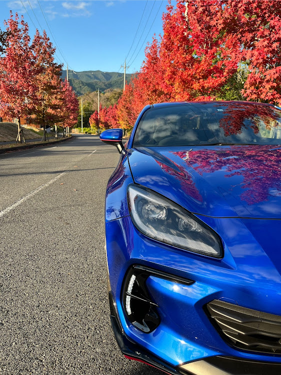 BRZの紅葉ドライブ・ドライブ・写り込み・#BRZ・愛車の一番好きな角度に関するカスタム事例の投稿画像1枚目
