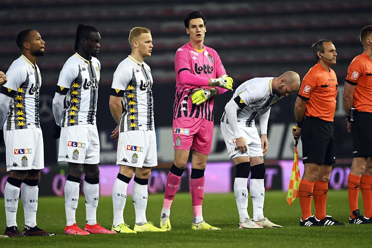 📷 Charleroi-fans zetten spelers op scherp voor duel met KV Kortrijk met... een hoop hooi: "Te veel geiten, niet genoeg Zebra's. Schiet in actie"