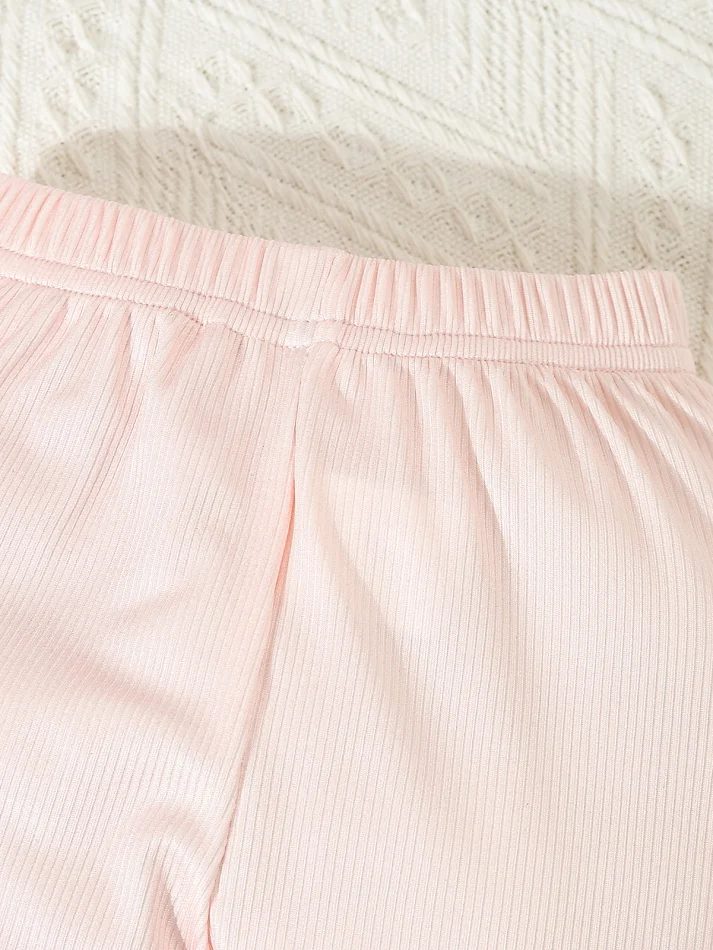 Ensemble 3 pièces imprimé pour bébé, confort et style garantis. Idéal pour le quotidien ou en cadeau. Doux, respirant et facile d'entretien.