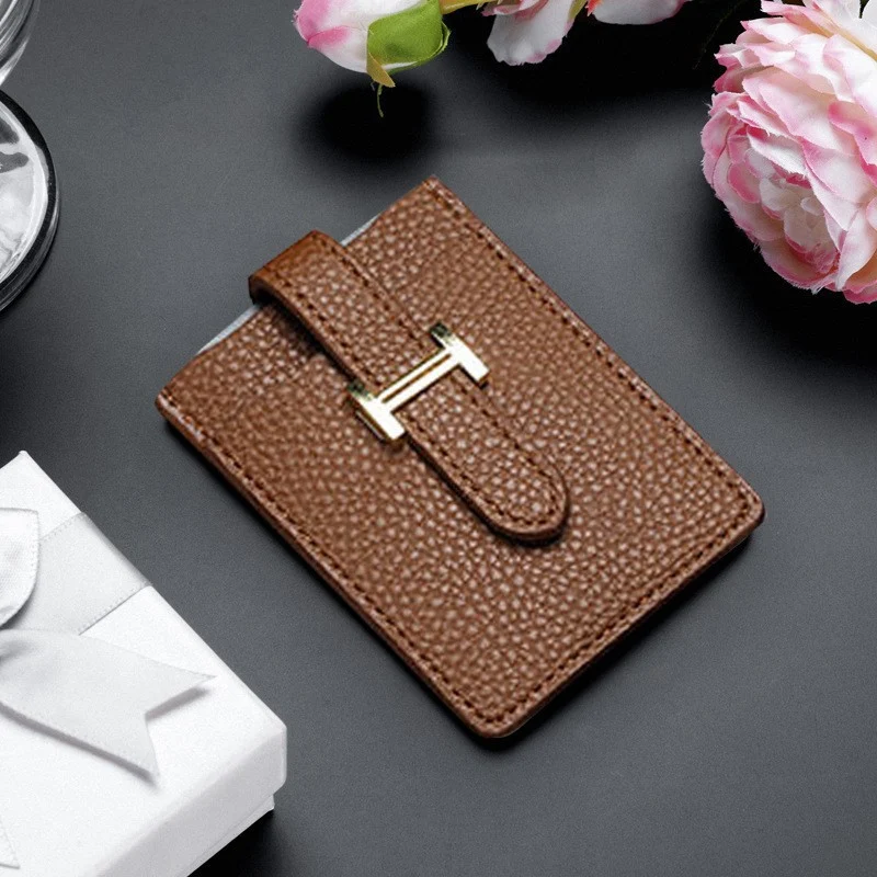 Tarjetero de cuero delgado para mujer con función desplegable, ligero y práctico para llevar tarjetas esenciales con estilo.