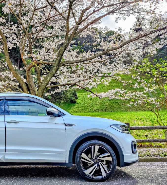 T-クロスの愛車の横顔・Volkswagen・T-クロス・R-Line・桜とコラボに関するカスタム事例の投稿画像1枚目