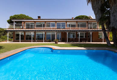 Villa with pool and garden 4