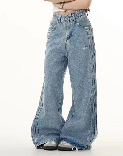 Geborduurde jeans met borstpatroon en niche-design voor een unieke look. Ervaar comfort en mode met deze speciale jeans.