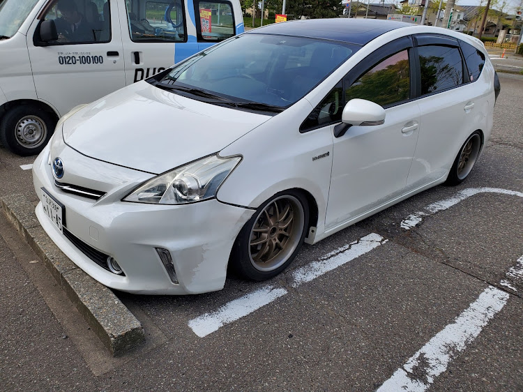 プリウスαの愛車の横顔・あごクイ笑に関するカスタム事例の投稿画像1枚目