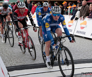 🎥 Remco Evenepoel beleeft moeilijk momentje op podium na zege van zijn team in sprintkoers