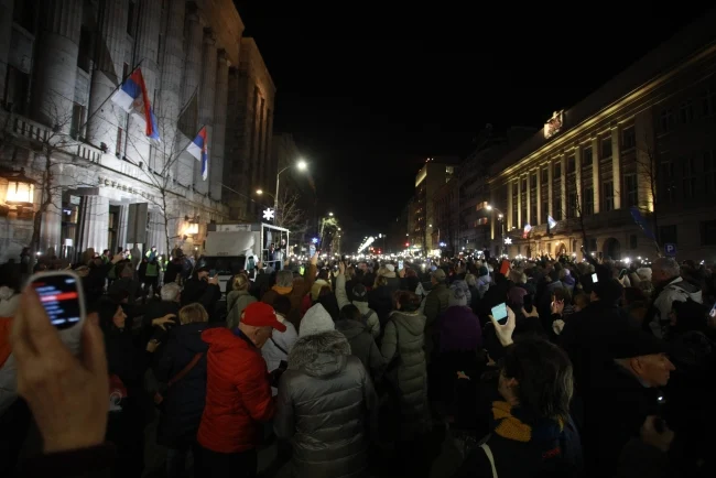 Učesnici protesta Srbija protiv nasilja ispred RTS-a, zvižduci za rad tog medijskog servisa