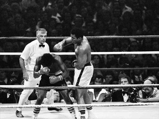 Muhammad Ali (R) drops an overhand right on Leon Spinks during their second match at the Louisiana Superdome in New Orleans, Louisiana, US, September 15, 1978. Photo/REUTERS