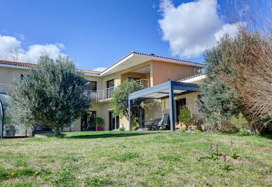 Villa avec piscine et terrasse 1