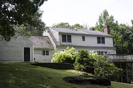 White house with wooded garden - Prestige house for sale in Roxbury, 3 bedrooms