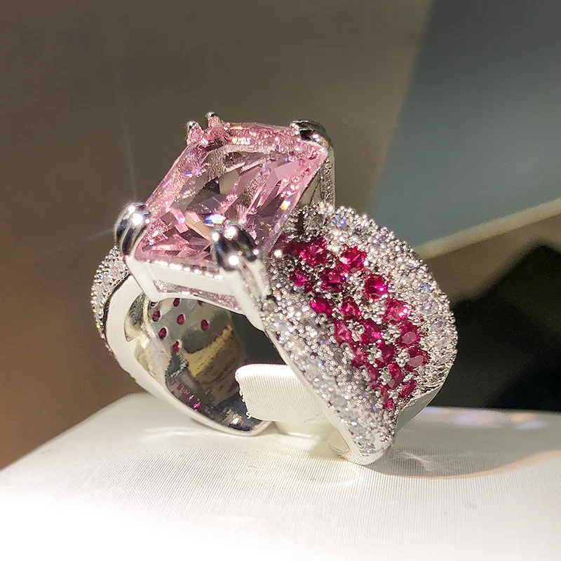Dames roze diamanten ring met gepersonaliseerde opening. Een uniek en persoonlijk geschenk. Perfect om speciale momenten te vieren met stijl.