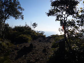 左は山頂