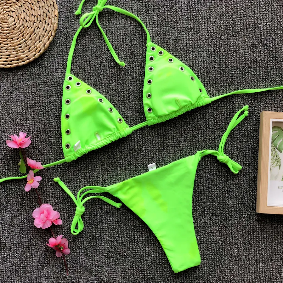 Costume da bagno da donna a cinque occhi, per un'estate sicura e alla moda. Design unico, protezione UV e comfort garantiti per giornate indimenticabili.