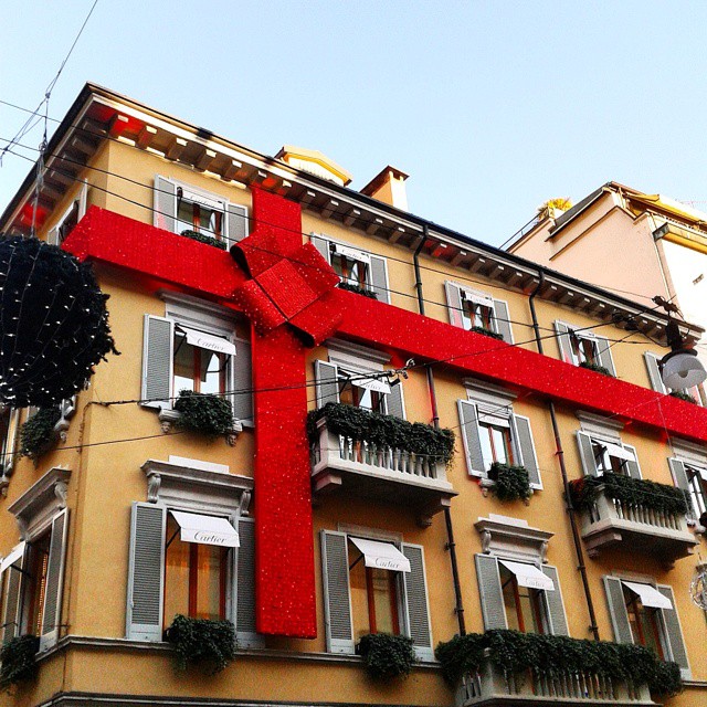 Palazzi Regalo 🎀🎁🎄
 #Natale #Christmas2014 #Milano #red #pacchiregalo #fiocco #nastrorosso #sky #cielo #palazzo #palazzoinfiocchettato #nastro #regali #Instaphoto #Instalike #instalove #Like4like #Tags4tags #Followme #Colors #photowall #Instagall di isabellareds