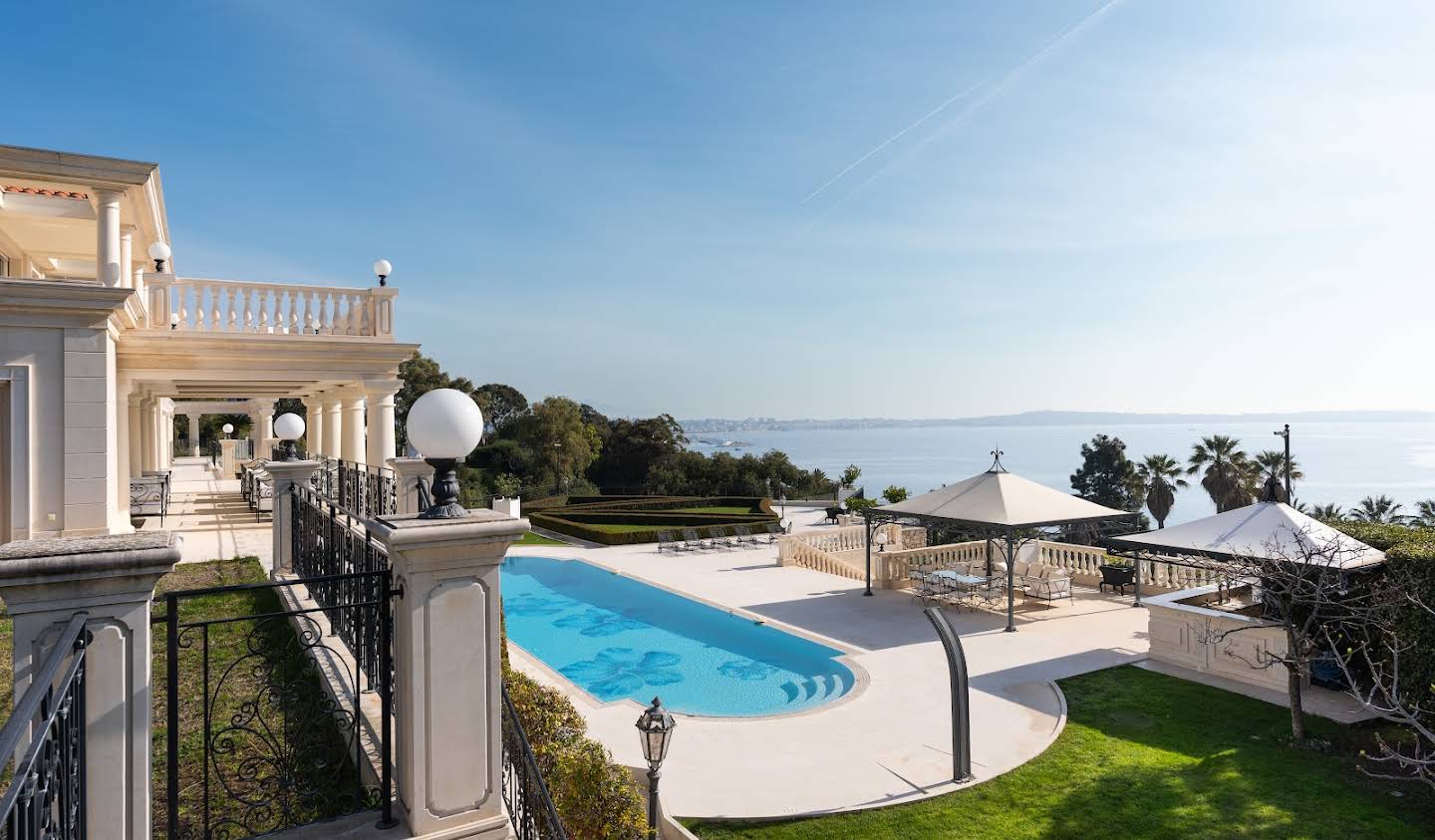 Villa avec piscine en bord de mer Cannes