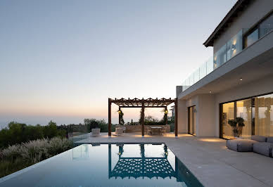 House with pool and garden 9