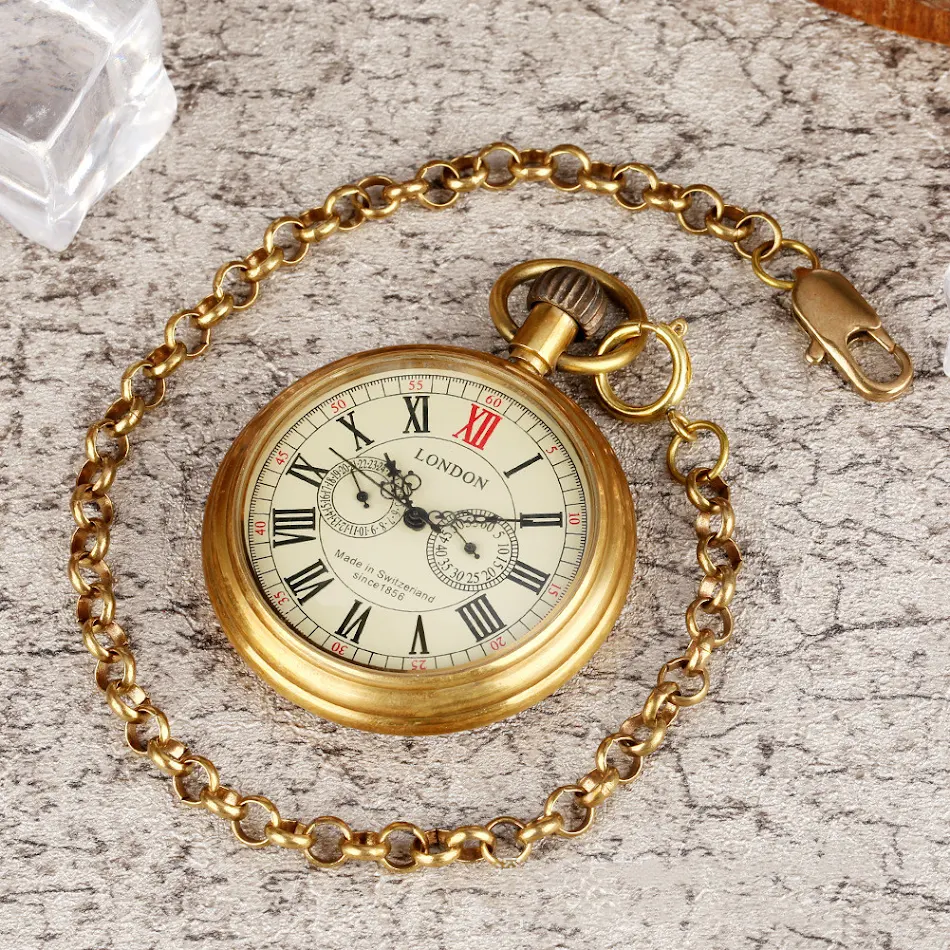 Montre de poche grande en laiton avec chiffres romains découverts, manipulateur manuel à cinq broches, pour un contrôle précis et un look classique.
