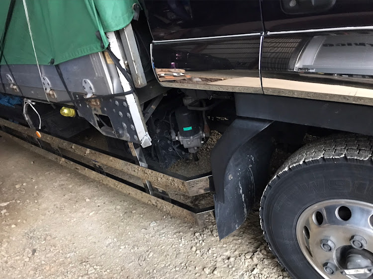 フォワードのトラック洗車・トラック磨き・サイドマーカー配線やり替え・明日から頑張ろうに関するカスタム事例の投稿画像1枚目