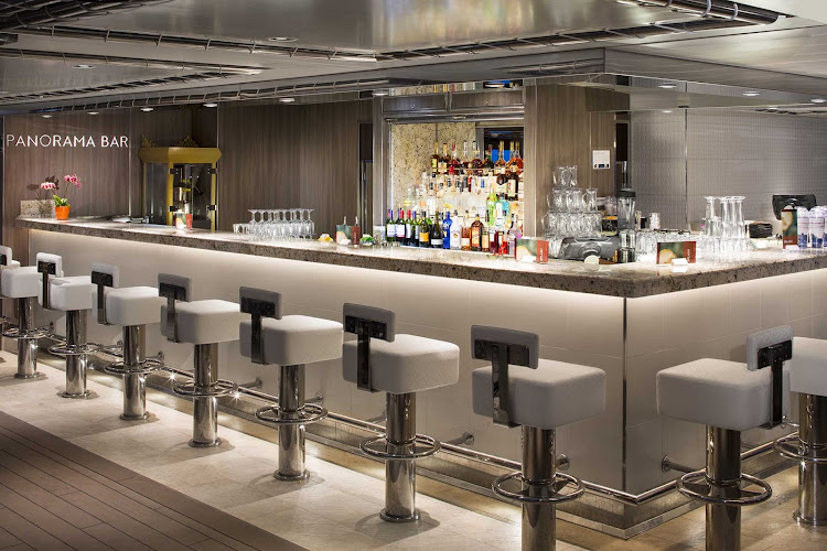 Relax and chat up some new friends at the Panorama Bar on ms Koningsdam. 