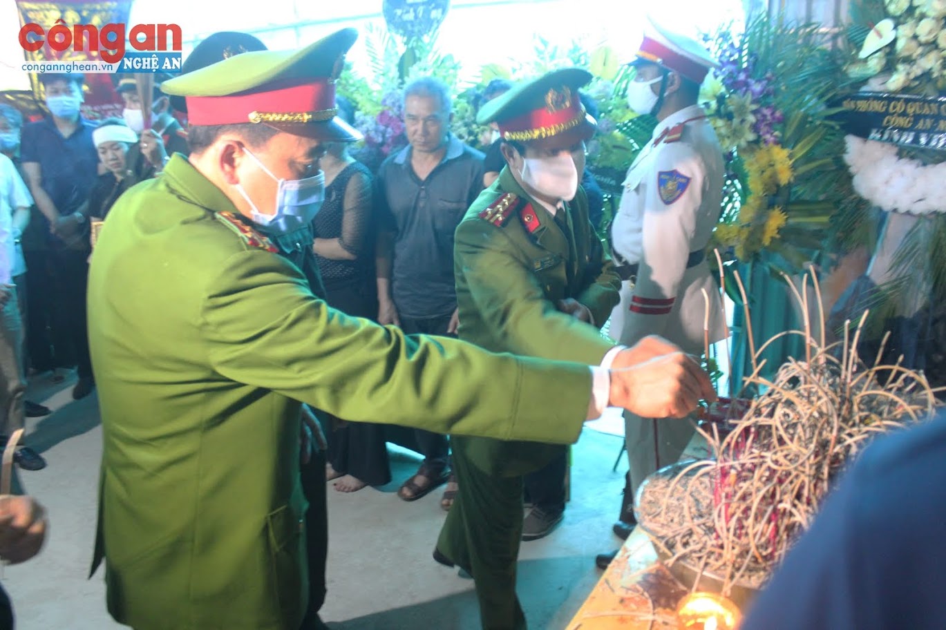 Lãnh đạo Công an tỉnh thắp hương tiễn đưa Đại uý Sầm Quốc Nghĩa