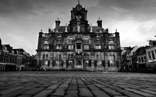 Historic Building Stands Tall in Black and screenshot 2