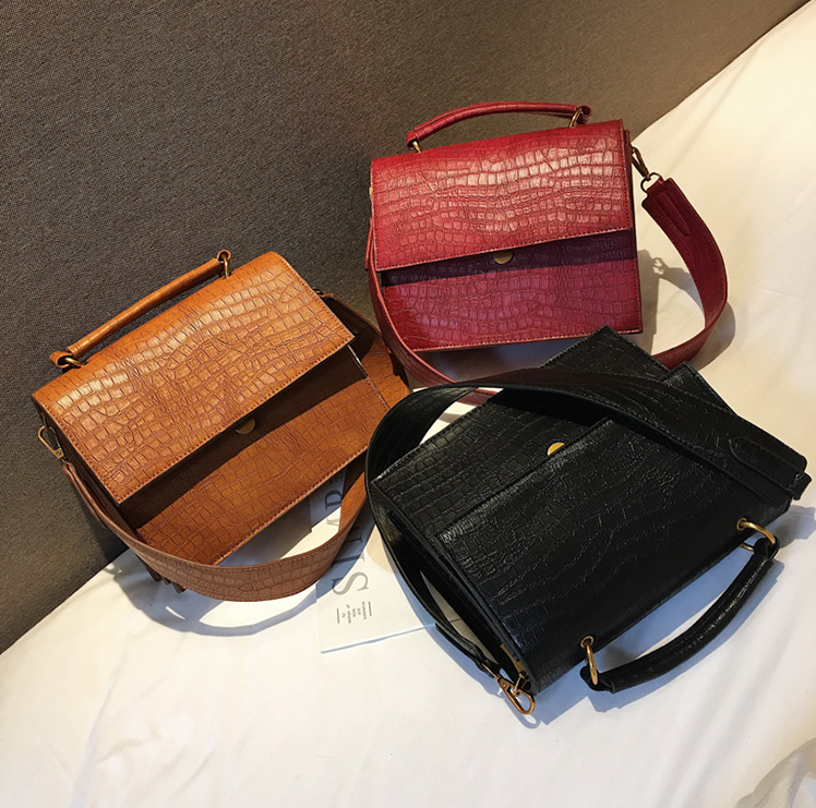 Bolsa quadrada pequena retrô portátil com alça larga, perfeita para transportar seus itens essenciais com estilo e praticidade.