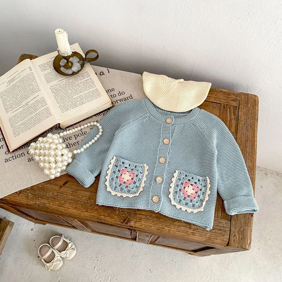 Kinder Handgestrickter Cardigan mit Rundhalsausschnitt, Lochmuster-Blumen, Taschen, Mantel, bequemer Strickjacke. Perfekt für Kinder.