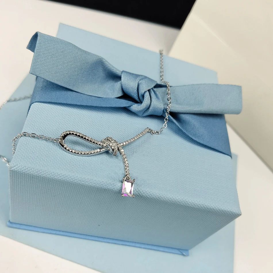 Collier Aurora, chaîne de clavicule féminine avec nœud ruban et petits cubes de sucre. Élégant et raffiné, cadeau idéal.