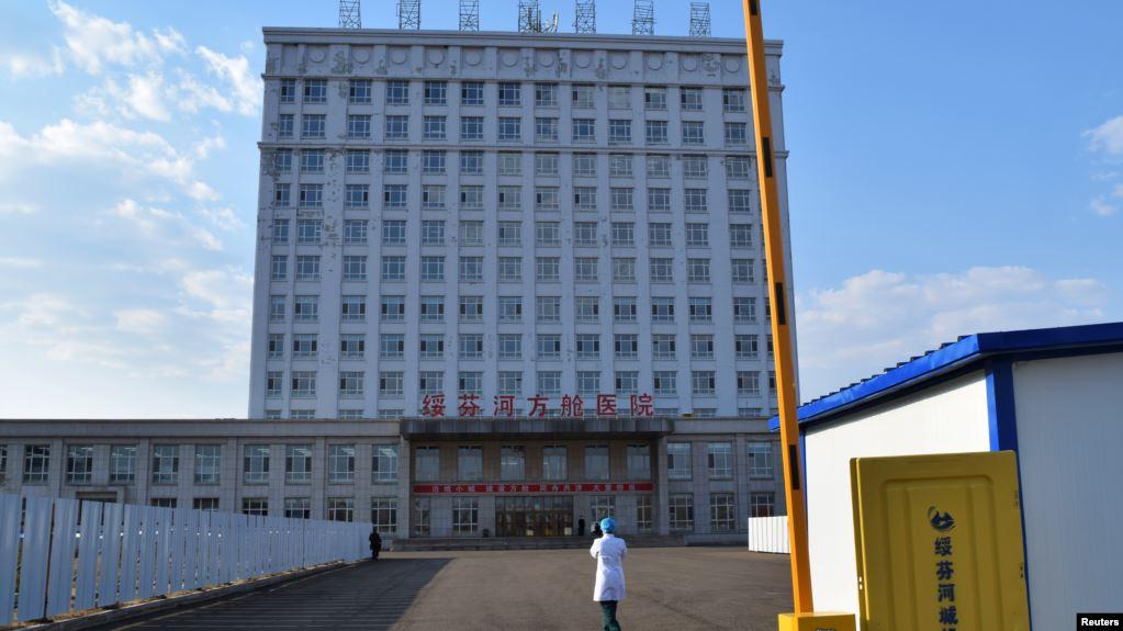 位于中国黑龙江省与俄罗斯边境地区的绥芬河市为医治新冠病人把一座办公楼改建为临时医院(2020年4月12日)