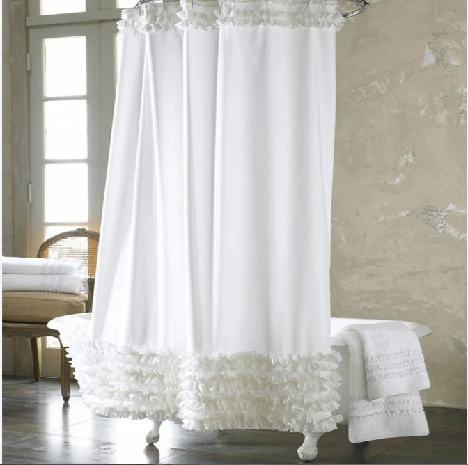 Rideau de douche en polyester, imperméable, durable et facile à nettoyer. Design moderne pour une salle de bain élégante et pratique.