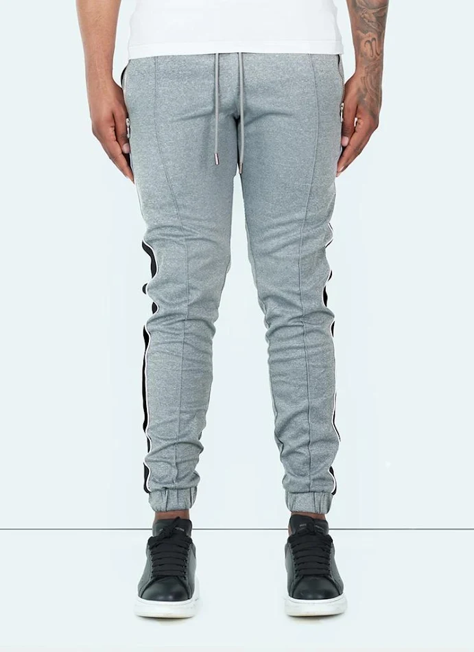 Pantaloni da uomo tinta unita, skinny fit, sportivi, con dettagli colorati a contrasto sui piedi. Comfort e stile per l'uomo dinamico.