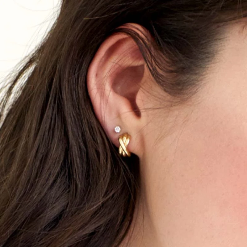 Boucles d'oreilles en forme de C croisées pour femmes, élégantes et tendance. Un accessoire idéal pour toutes les occasions.