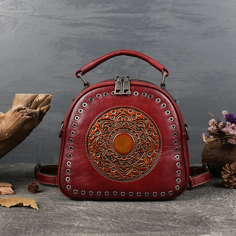 Borsa a tracolla Retro Original in vera pelle di vacchetta con fori tondi e totem, un accessorio elegante e resistente per un look quotidiano unico.
