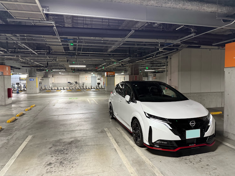 ノート オーラの秋ですねー🌰🍂🍁・駐車場に関するカスタム事例の投稿画像1枚目