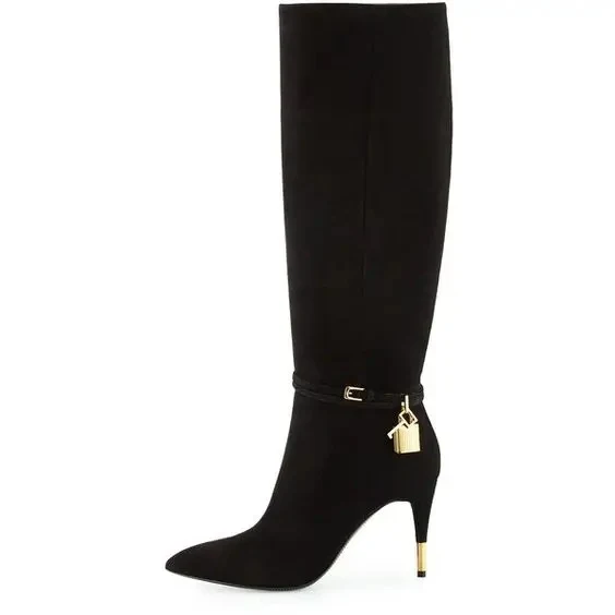 Eenvoudige zwarte klassieke lange dameslaarzen, elegant en comfortabel, veelzijdig en perfect voor een chique look, ideaal voor elke gelegenheid en makkelijk te combineren.