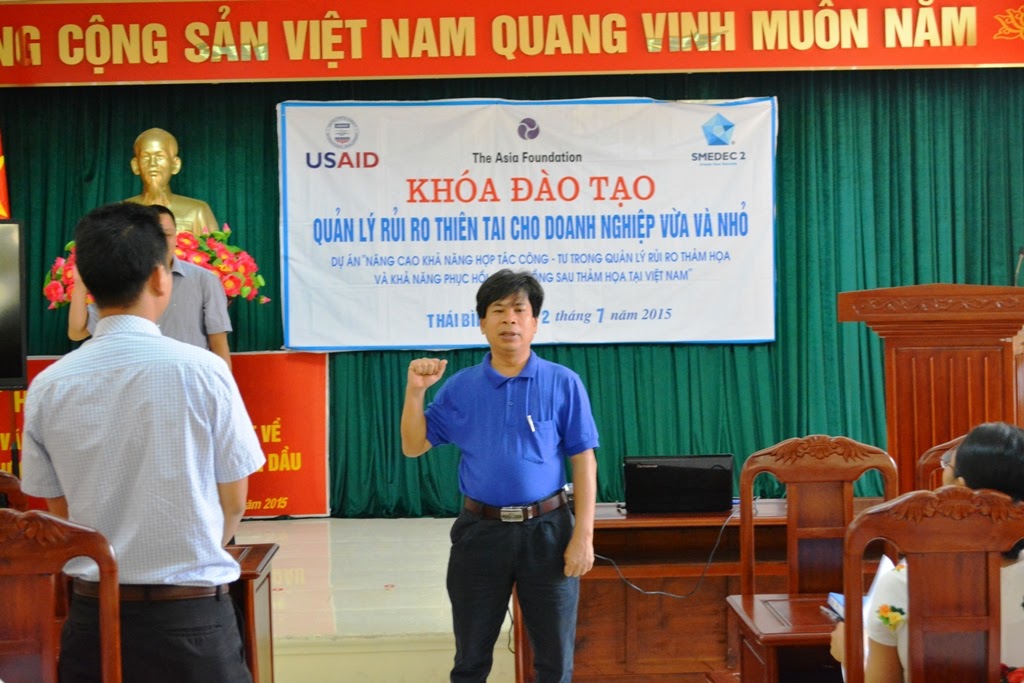 Hình : Học viên thể hiện quyết tâm thực hiện kế hoạch phòng ngừa, ứng phó với thiên tai cho DN mình