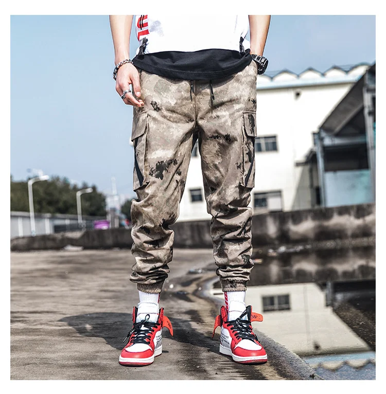Camouflage Loose Overalls. Bequeme und lockere Overalls im Camouflage-Muster. Vielseitig einsetzbar für Freizeit, Arbeit oder als trendiges Outfit.