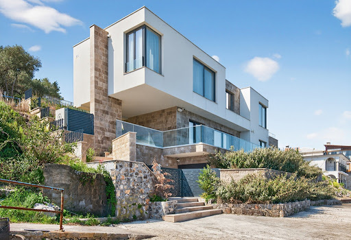 Villa with pool 2
