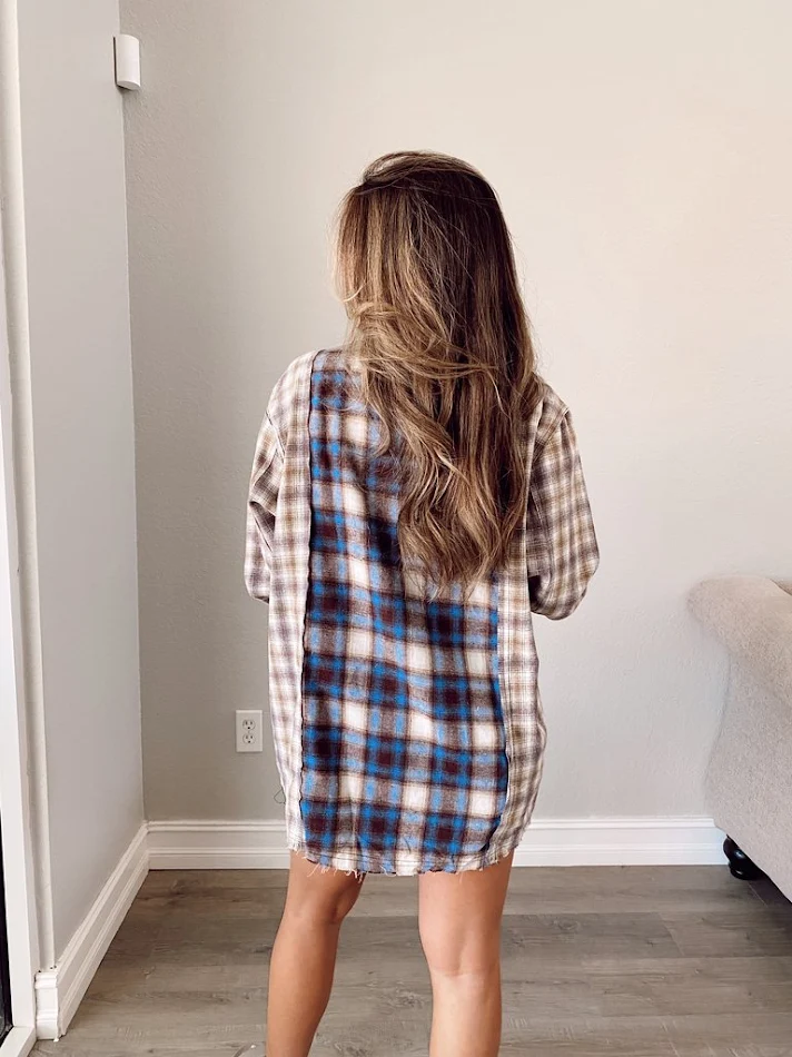 Chemise femme à carreaux en polyester et coton, patchwork bicolore, tendance et confortable, parfait pour un style décontracté et élégant.