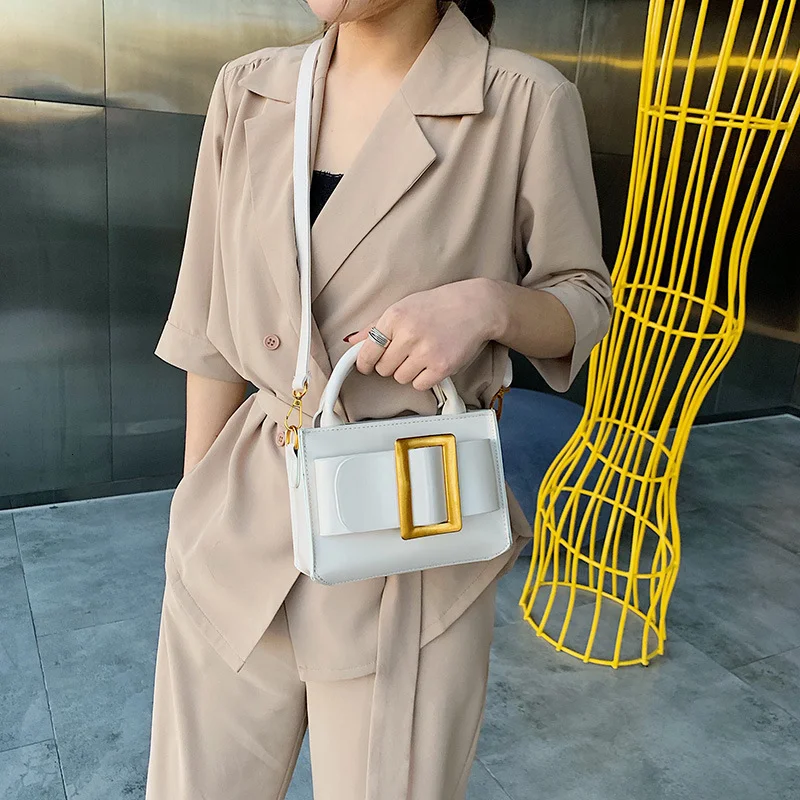 Bolso Mensajero Personalizado Crea tu propio estilo con este bolso único. Perfecto para llevar tus cosas con comodidad y demostrar tu personalidad.