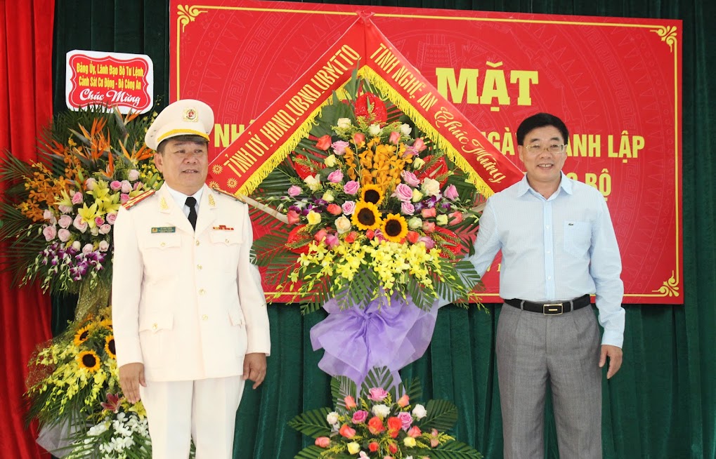 Đồng chí Nguyễn Văn Thông, Phó Bí thư Tỉnh ủy Nghệ An tặng hoa chúc mừng Trung đoàn CSCĐ Bắc Trung Bộ