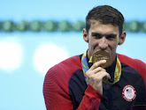 Michael Phelps pose avec ses 28 médailles olympiques