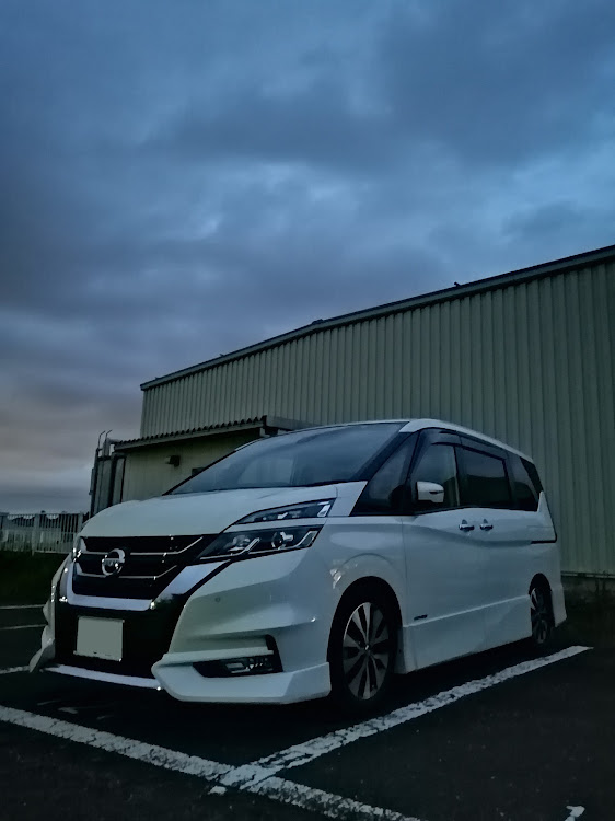 セレナのスベレンチ・洗車が趣味・会社の駐車場に関するカスタム事例の投稿画像1枚目