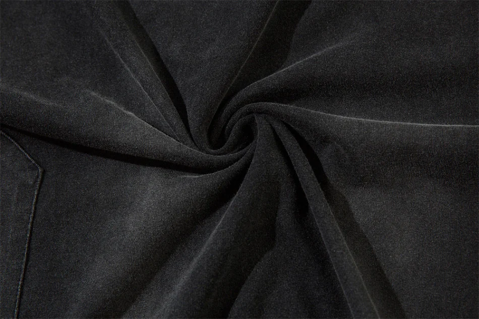 Top casual primaverile/autunnale con cuciture divise e design destrutturato. Confortevole e versatile, perfetto per un look rilassato e moderno.