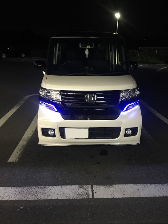NボックスカスタムのNBOXカスタム・ピカピカ・コンビニ駐車場にて・デイライト化・ツートンカラーに関するカスタム事例の投稿画像1枚目