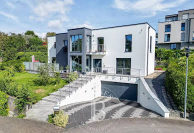 Villa with garden and terrace 7